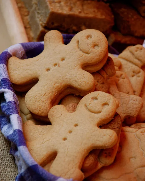 Gingerbread men in a basket
